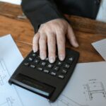 Een persoon die een net royalty acres calculator gebruikt om mineralenrechten te evalueren.