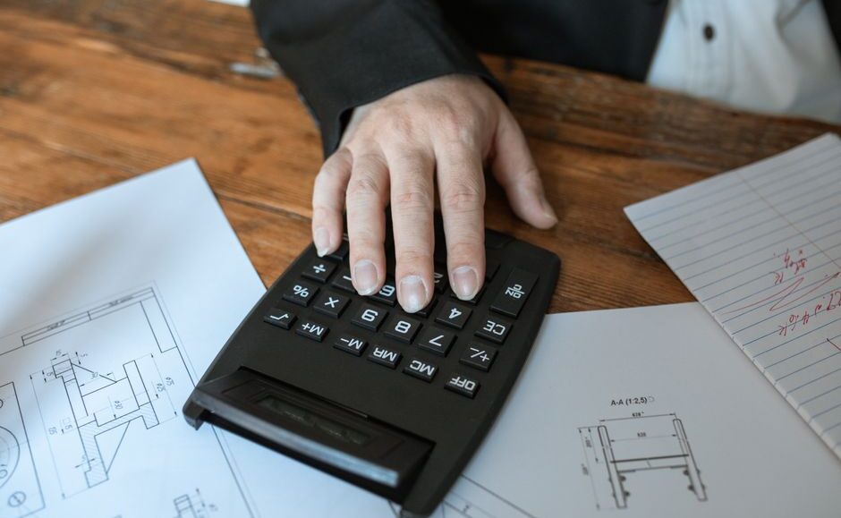Een persoon die een net royalty acres calculator gebruikt om mineralenrechten te evalueren.